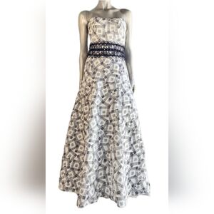 ♧$4,OOO CAROLINA HERREARA SILK WHITE BLACK LOGO PRINT GOWN US 8